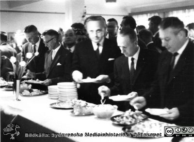 Fest på Malmö Allmänna Sjukhus
Troligast fest på Malmö Allmänna Sjukhus med anledning av antingen invigningen av aulan 1954 eller 100-årsjubileet 1957. Ingen av gästerna är identifierad. Foto från samling funnen på vinden på KK i Lund hösten 2016 och tillvaratagen av sekreteraren Elisabet Gyllander där i samband med att hon gick i pension och överlämnat den till Sydsvenska Medicinhistoriska Sällskapet. 
Nyckelord: Malmö;MAS;Allmänna;Sjukhus;Fest;Invigning;UMAS;Universitetssjukhus