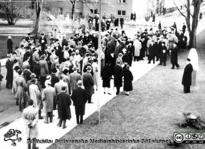 Avtäckning av byst av Fritz Bauer på Malmö Allmänna sjukhus 1957. 
Foto från samling funnen på KK i Lund hösten 2016 och tillvaratagen av sekreteraren Elisabet Gyllander där i samband med att hon gick i pension och överlämnat den till Sydsvenska Medicinhistoriska Sällskapet.Samma som bildfil SMHS7858_000_01.
Nyckelord: Malmö;UMAS;Universitetssjukhuset;Byst;Avtäckning;Invigning