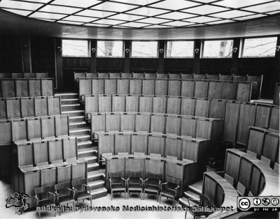 Aulan vid invigningen av universitetshuset på Malmö Allmänna sjukhus 5/4 1954.
Påskrift: Aulan 1954. (På Malmö Allmänna Sjukhus, nybyggd)
Foto från en samling funnen på på vinden på KK i Lund hösten 2016 och tillvaratagen av sekreteraren Elisabet Gyllander där i samband med att hon gick i pension och överlämnat den till Sydsvenska Medicinhistoriska Sällskapet där hon tyckte bilderna hörde bättre hemma.
Nyckelord: Malmö;MAS;Allmänna;Sjukhus;Aula;Nybyggd;Invigning