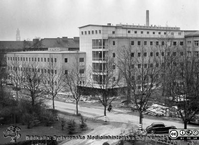 Nya universitetshuset 1954.
Ingen påskrift.
Universitetshuset i Malmö 1954.Nya medicinska kliniken.
Foto från samling funnen på på vinden på KK i Lund hösten 2016 och tillvaratagen av sekreteraren Elisabet Gyllander där i samband med att hon gick i pension och överlämnat den till Sydsvenska Medicinhistoriska Sällskapet där hon tyckte bilderna hörde bättre hemma.
Nyckelord: MAS;Malmö;Allmänna;Sjukhus;Medicinsk;Klinik;Universitetssjukhus
