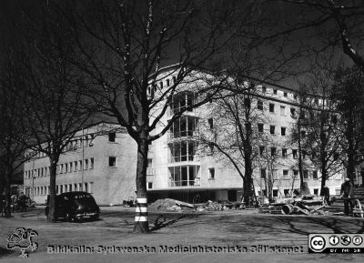 Nya universitetshuset 1954.
Påskrift: Universitetshuset 1954.
- Nya medicinska kliniken med kliniskt kemiskt laboratorium.
Foto från samling funnen på på vinden på KK i Lund hösten 2016 och tillvaratagen av sekreteraren Elisabet Gyllander där i samband med att hon gick i pension och överlämnat den till Sydsvenska Medicinhistoriska Sällskapet där hon tyckte bilderna hörde bättre hemma.
Nyckelord: MAS;Malmö;Allmänna;Sjukhus;Medicinsk;Kemiskt;Kliniskt;Klinik;Universitetssjukhus