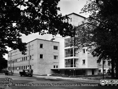Nya universitetshuset 1954.
Påskrift: Universitetshuset 1954.
- Nya medicinska kliniken med kliniskt kemiskt laboratorium.
Foto från samling funnen på på vinden på KK i Lund hösten 2016 och tillvaratagen av sekreteraren Elisabet Gyllander där i samband med att hon gick i pension och överlämnat den till Sydsvenska Medicinhistoriska Sällskapet där hon tyckte bilderna hörde bättre hemma.
Nyckelord: MAS;Malmö;Allmänna;Sjukhus;Medicinsk;Kemiskt;Kliniskt;Klinik;Universitetssjukhus