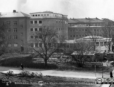 Nya universitetshuset 1954.
Ingen påskrift.
Universitetshuset i Malmö 1954. med nya medicinska kliniken, det kliniskt kemiska laboratoriet och den runda aulan.
Foto från samling funnen på på vinden på KK i Lund hösten 2016 och tillvaratagen av sekreteraren Elisabet Gyllander där i samband med att hon gick i pension och överlämnat den till Sydsvenska Medicinhistoriska Sällskapet där hon tyckte bilderna hörde bättre hemma.
Nyckelord: MAS;Malm;Allmänna;Sjukhus;Medicinsk;Aula;Klinik;Kliniskt;Kemiskt;Laboratorium