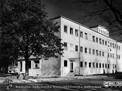 Univrsitetshuset 1954. Nya medicinska kliniken med kliniskt kemiskt laboratorium och sjukhusapotek.
Påskrift: Universitetshuset 1954.
- Nya medicinska kliniken med kliniskt kemiskt laboratorium och sjukhusapotek.
Foto från samling funnen på på vinden på KK i Lund hösten 2016 och tillvaratagen av sekreteraren Elisabet Gyllander där i samband med att hon gick i pension och överlämnat den till Sydsvenska Medicinhistoriska Sällskapet där hon tyckte bilderna hörde bättre hemma.
Nyckelord: MAS;Malmö;Allmänna;Sjukhus;Medicinsk;Aula;Klinik;Kliniskt;Kemiskt;Laboratorium;Apotek