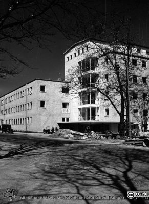 Univrsitetshuset 1954. Nya medicinska kliniken med kliniskt kemiskt laboratorium och sjukhusapotek.
Påskrift: Universitetshuset 1954.
- Nya medicinska kliniken med kliniskt kemiskt laboratorium.
Foto från samling funnen på på vinden på KK i Lund hösten 2016 och tillvaratagen av sekreteraren Elisabet Gyllander där i samband med att hon gick i pension och överlämnat den till Sydsvenska Medicinhistoriska Sällskapet där hon tyckte bilderna hörde bättre hemma.
Nyckelord: MAS;Malmö;Allmänna;Sjukhus;Medicinsk;Aula;Klinik;Kliniskt;Kemiskt;Laboratorium