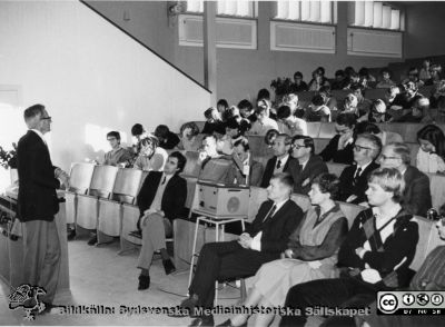 Professor Nils Emmelin avskedsföreläser.
Fysiologiska institutionens auditorium 1980 (numera GK-salen). Professor Nils Emmelin avskedsföreläser.
Nyckelord: Fakulteten;Fysiologiska;Institutionen;Medicinska;Avskedsföreläsnng