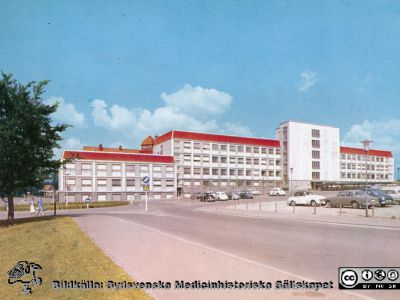 AB-blocket, centralblockets första del  på Lasarettet i Lund, 
AB-blocket, centralblockets första del  på Lasarettet i Lund, byggt i mitten på 1950-talet. Foto före september 1967 då högerbrafik infördes. Efter fotografiskt vykort för Lasarettskiosken, Allan Wahlström, Lund. Efter samma vykort som bild SMHS14405.
Nyckelord: Lasarett;Lund;Centralblocket;Vykort.