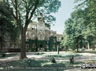 Fasad, kirurgiska kliniken i Lund
Lasaettet. Lund. Kirurgiska kliniken från 1867 / 1868. Fasad mot öster. Sedan 1970-talet studentcentrum vid Lunds Universitet. Efter tryckt vykort. Lasarettskiosken Allan Wahlström, Lund. Foto troligen på 1960-talet.
Nyckelord: Lasarettet;Lund;Universitetssjukhus;Klinik;Kirurgisk;Vykort;usIl