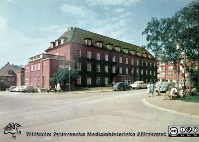 Lasaettet. Lund.Öronkliniken.  
Lasaettet. Lund.Öronkliniken.  Efter tryckt vykort. Lasarettskiosken Allan Wahlström, Lund. Foto på 1960-talet före vänstertrafikens avskavvande i september 1967. Wfter samma vykort som bild SMHS2684.
Nyckelord: Lasarettet;Lund;Öronklinik;ÖNH;ENT;Öron-näsa-hals;Vykort