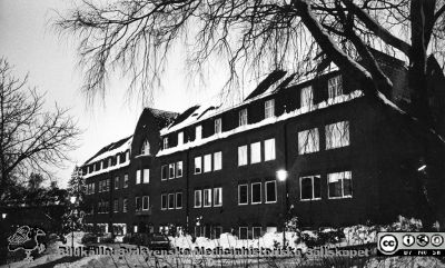 Lasarettet i Lund, Hudhuset, på 1970-talet
Lasaettet. Lund. Hudhuset ("Gamla Medicinen") en vinterdag, troligen på 1970-talet. Skymningen faller och gatlyktorna är tända. Fönstren har ännu inte fått tillbaka sina ursprungliga spröjsar, vilka togs bort vid renovering c:a 1970.
Nyckelord: medicinsk;Klinik;Lund;Universitetssjukhus;USiL;Hudklinik;Hudhuset