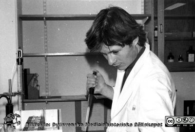 Fysiologiska institutionen i Lund, Per Gjörstrup
Per Gjörstrup 1979? Foto av Olle Hammar. Foto från Bengt Asking via Lars Malm.
Nyckelord: Fysiologisk;Institution;Medicinska fakulteten;Laboratorium;Lund;Pipett;Vattenvärmebad