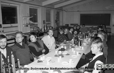 Fysiologiska Institutionen i Lund. Luciafest 1980. 
Fysiologiska Institutionen i Lund. Bildkälla: preparator Olle Hammar. Luciafest 1980. Till vänster ses från vänster ingenjören Lars Clementz, snickaren Gunnar Hansson och Hans Örnhagen. Laboratorieassistenten Christina Borglid närmast kameran nere till höger i bilden.
Nyckelord: luciafest;Fysiologiska;Institutionen;Medicinska fakulteten;Universitetet i Lund