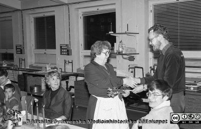 Fysiologiska Institutionen i Lund. Luciafest 1980. 
Fysiologiska Institutionen i Lund. Bildkälla: preparator Olle Hammar. Luciafest 1980. Professor Olov Oscarsson avtackar en trotjänare i servicepersonalen. Amanuens Gert Andersson, senare överläkare i klinisk neurofysiologi i Lund, ses hitom Oscarsson.
Nyckelord: luciafest;Fysiologiska;Institutionen;Medicinska fakulteten;Universitetet i Lund