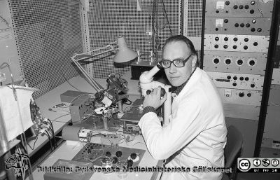 Wolfgang Grampp 
Elektrofysiologen Wolfgang Grampp i sitt laboratorium på fysiologiska institutionen i Lund. Bildkälla Olle Hammar.
Nyckelord: Fysiologisk;Institution;Universitetet i Lund;Medicinska Fakulteten;Elektrofysiologi