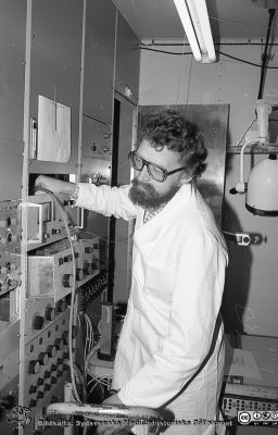  Forskningsingenjör Arne Jönsson
Fysiologiska Institutionen i Lund. Bildkälla: preparator Olle Hammar. 1970-80-talet. Forskningsingenjör Arne Jönsson, behjälplig fr.a. till den neurofysiologiska avdelningen under Olov Oscarsson.
Nyckelord: Fysiologiska Institutionen;Medicinska fakulteten;Universitetet i Lund;Elektrofysiologi