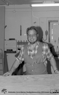 Snickare Gunnar Hansson
Fysiologiska Institutionen i Lund. Bildkälla: preparator Olle Hammar. 1970-80-talet. Snickare Gunnar Hansson, fysiologiska institutionen
Nyckelord: Fysiologiska institutionen;Medicinska fakulteten;Universitetssjukhuset i Lund;Verkstad;Snickare