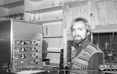 Stefan Sigurdsson, som disputerade på institutionen 1980, blev senare professor i fysiologi på Island
Fysiologiska Institutionen i Lund. Bildkälla: preparator Olle Hammar. 1970-80-talet. Stefan Sigurdsson, som disputerade på institutionen 1980, blev senare professor i fysiologi på Island. Här vid ett registreringsinstrument från firma Grass för många typer av fysiologiska mätningar.
Nyckelord: Fysiologiska institutionen;Medicinska fakulteten;Universitetet i Lund;Grassmaskin