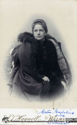 Ester Gadelius f. Sidner (1866 - 1922). Foto A. J. Hagnell, Halmstad. 1895 eller 1898. Foto är en gåva från Anders Bárány vid hans föreläsning för Sydsvenska Medicinhistoriska Sällskapet 18-10-15 om sin farfar Robert Bárány. Psykiatern Bror Gadelius var en av dem som stöttade att Robert Bárány skulle få Nobelpriset. Fotot låg i en bok av Bror Gadelius som han hittat på ett antikvariat och som han skänkte till Sydsvenska Medicinhistoriska Sällskapet som slutkläm efter sin briljanta föreläsning. Påskrift, blekt och närmast oläslig "Gunna....." d. 26.10.95? (98?)-
Nyckelord: Kvinna;Professorska;Halmstad