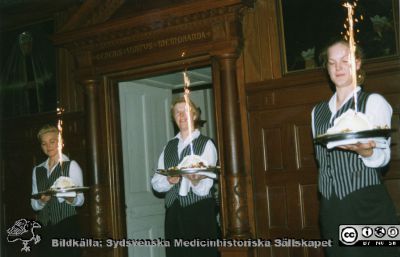 Bilder från ett Fernströmsymposium 1993 i Lund
Bilder från ett Fernströmsymposium 1993 i Lund. Kanske "Atrial Fibrillation - Mechanisms and Novel Therapeutic Strategies. Bildkälla Gunilla Sernelin. Foton från banketten i riddarsalen på Trolleholm. Fotograf okänd. Desserten bärs in med fyrverkeri på glasstårtorna.
Nyckelord: Fernström;Symposium;Medicinsk fakultet;Universitetet i Lund;Trolleholm;Fyrverkeri;Dessert