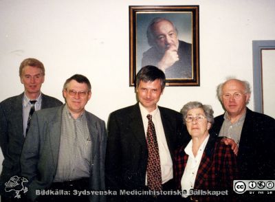 Sven Gardells "akademiska klan"
Sven Gardells "akademiska klan" samlade under hans porträtt. Från vänster Inge Olsson, Dick Heinegård, Mats Paulson (sedan professor i Köln), Kerstin Gardell, Lars-Åke Fransson. Bildkälla Lars-Åke Fransson. Foto privat.
Nyckelord: Medicinsk fakultet;Medicinsk kemi;Universitetet i Lund;Akademiska klanen Gardell i Lund