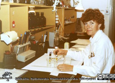 Institutionen för medicinsk kemi i Lund
Bilder från Charlotte Erlansson-Albertsson och Ake Nilsson 2019, från institutionen för medicinsk kemi i Lund.  Laboratorieassistenten Birgitta Danielsson.  Foto på 1970-talet.
Nyckelord: Medicinsk kemi;Medicinska fakulteten;Institution;Laboratorieassistent;BMA;Universitetet i Lund