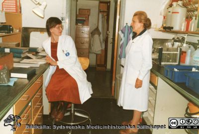 Personal på institutionen för medicinsk kemi i Lund, 1970-talet
Bilder från Åke Nilsson 2019. Fr. vänster Gudrun Edgren, då fortfarande doktorand, senare professor vid centrum för undervisning och lärande vid medicinska fakulteten. Till höger en polsk medarbetare.
Nyckelord: Medicinsk kemi;Medicinska fakulteten;Universitetet i Lund;Doktorand;Institution