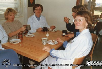 Personal på institutionen för medicinsk kemi i Lund, 1970-talet
Bilder från Åke Nilsson 2019 nr 7Christina Müsil, labass; Birgitta Jönsson, fotograf och labass, skymd, Charlotte Erlanson (senare gift Albertsson). 1970-talet.
Nyckelord: Medicinsk kemi;Medicinska fakulteten;Universitetet i Lund;Institution;Personal