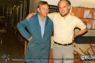 Personal på institutionen för medicinsk kemi i Lund, 1970-talet
Bilder från Åke Nilsson 2019 nr 1.Vaktmästaren Arne Johansson (grönklädd). Lång tjänstgöringstid. Kunnig i det mesta. Till höger Jim Barrowman, fysiolog från London. 1970-talet.
Nyckelord: Medicinsk kemi;Institution;Medicinska fakulteten;Vaktmästare;Gästforskare