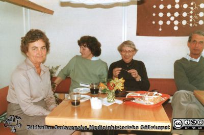 Personal på institutionen för medicinsk kemi i Lund, 1970-talet
Bilder från Åke Nilsson 2019 nr 6. Från vänster polsk gästforskare, Elsa Liljedahl (laboratoriebiträde), Margit Olsson, skyddande sekreterare till Bengt Borgström, Bengt Borgström. 1970-talet.
Nyckelord: Medicinsk kemi;Medicinska fakulteten;Institution;Universitetet i Lund;Gästforskare;Sekreterare;Personal