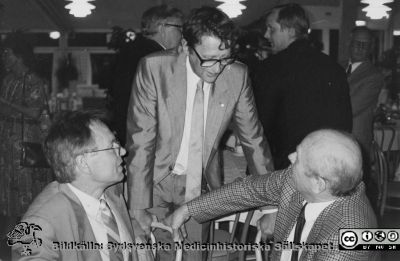 Foto på pensioneringskalaset nära 1993 för Henry Persson (f. 1928) på Astra Draco (senare Astra Zeneca) i Lund. 
Från vänster Christer Owman (sittande), Berndt Ehinger (stående) och Bengt Falck (sittande). Kanske Henry Persson bakom Berndt Ehinger. Foto från pensioneringskalaset nära 1993 för Henry Persson (f. 1928) på Astra Draco (senare Astra Zeneca) i Lund. Bildkälla Birgitta Sonmark 2019.
Nyckelord: Läkemedelsbolag;Fest;Astra;Zeneca;Draco