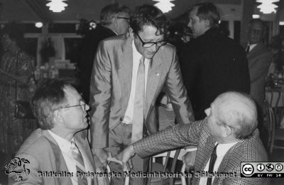 Foto på pensioneringskalaset nära 1993 för Henry Persson (f. 1928) på Astra Draco (senare Astra Zeneca) i Lund. 
Från vänster Christer Owman (sittande), Berndt Ehinger (stående) och Bengt Falck (sittande). Kanske Henry Persson bakom Berndt Ehinger. Foto från pensioneringskalaset nära 1993 för Henry Persson (f. 1928) på Astra Draco (senare Astra Zeneca) i Lund. Bildkälla Birgitta Sonmark 2019.
Nyckelord: Läkemedelsbolag;Fest;Astra;Zeneca;Draco