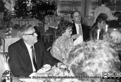 Pensioneringskalaset nära 1993 för den mycket framgångsrike farmakofysiologen Henry Persson (f. 1928).
Foto från pensioneringskalasett nära 1993 för Henry Persson (1928 - 1997) på Astra Draco. Från vänster Henry Persson, lab.-ass Birgitta Sonmark och Håkan Björklund, VD på Astra Draco. De övriga är ej identifierade. Bildkälla Birgitta Sonmark 2019.
Nyckelord: Läkemedelsbolag;Fest;Astra;Zeneca;Draco;Pensionering;Avtackning