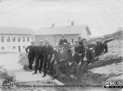 Erik M. P. Widmark i skärgårdsmiljö
Erik M. P. Widmark längst till höger, sedermera professor i medicinsk och fysiologisk kemi i Lund från 1920. Bildkälla barnbarnet Eva Marie Widmark. Foto 1909 Fotograf okänd. Den äldre mannen med käpp mitt i bilden kan vara samma som den äldre mannen överst på trappan i bildfil BE191223-011.Bilden är tagen i skärgårdsmiljö, troligen på Kristinebergs Zoologiska station i Fiskebäckskil i Bohuslän. Erik Widmark publicerade 1911 ett par arbeten om maneter (Aurelia aurata L och Cyana capillata Eschz) som han gjort där.. 
Nyckelord: Medicinsk och fysiologisk kemi;Lund;Lunds universitet;Medicinska fakulteten;Professor;Skärgård