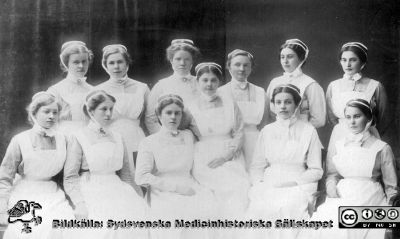 Examensfoto, Sjuksköterskor utexaminerade 1914 på SSSH i Lund
Sjuksköterskor utexaminerade 1914 på SSSH i Lund. Exemensfoto den 1 april 1914, Rahmn foto. Sjuksköterskorna är  Elsa Bertilsson, Walborg Arvidson, Hilma Leck, Anna Lund, Alice Anderson, Elisabeth Wieslander, Märta Cervin, Anna Landelius, Elvira Sjöström, Anna Nilsson, Ellen Jöranson, Ethel Pettersson. Anna Landelius står som nr 3 från höger i den bakre raden. Hon blev så småningom husmor vid Lasarettet i Lund.
Nyckelord: SSSH;Södra Sveriges Sjuksköterskehem;Sjuksköterskor;Examensfoto