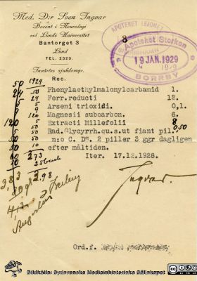 Recept utfärdat 17.12.1928 av docent Sven Ingvar i Lund, senare professor i medicin där
Recept utfärdat 17.12.1928 av Sven Ingvar med ordination för P... P.... Pillren är enligt stämplar på receptet uthämtade på apoteket Lejonet  i Simrishamn den 18 dec 1928 och Storken i Borrby den 19 jan. 1929. Sven Ingvar var enligt receptets huvud då Docent i Neurologi vid Lunds Universitet med mottagning på Bantorget 3 i Lund. Han ägnade sig också åt invärtes sjukdomar enligt receptet. Han blev senare professor i medicin i Lund.
Ordinationen är skriven på skrivmaskin med bra färgband och är därmed lättläst. Recept var vid denna tid annars vanligen skrivna med handstil.
- Phenylaethylmalonylcarbamid.....1.
- Ferr. reducti .....12.
- Arseni trioxidi. .....0,1
- Magnesii subcarbon. .....6.
- Extracti Millefolii .....8.
- Rad.Glycyrrh. qu.s.ut fiant pil. n:o C. DS. 2 piller 3 ggr dagligen
Ordinationen innehåller lugnande medel (sömnmedlet fenyletylmalonylkarbamid = luminal), järn (Ferr. reducti), uppiggande arsenik, magnesiumsubkarbonat, extrakt av rölleka (millefolium) och lakritsrot (Rad. Glycyrrh) för att göra 100 st piller (fiant pil. n:o C.). Pillren avsågs alltså vara både lugnande och uppiggande
Nils-Otto Sjöberg hittade receptet hemma i sin bostad 2020 när han sorterade papper och har skänkt det till Sydsvenska Medicinhistoriska Sällskapet. Han vet inte hur han fått det, men det är rimligt att tro att det har nått honom via hans svärfar som var provinsialläkare i Borrby.
Apotekarnas noteringar är något svårtolkade. Troligen är de uppställningar för uträkning av priset (4,13 och 3,98 kr) följt av apotekarens namn (Augustus och Berling?)
Nyckelord: Recept;Medicin;Lunds universitet;sterlen;Skåne