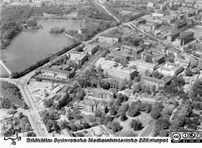 Flygfoto från söder av Malmö Allmänna Sjukhus. Foto 1956
Gröné (1857): "Malmö Allmänna Sjukhus 100 år. Drag ur sjukhusvården i Malmö fordom och nu. Malmö 1957.  Sid 244a. Flygfoto från söder av Malmö Allmänna Sjukhus. Foto 1956 AB Flygtrafik, Dals Långed.
Nyckelord: Flygfoto;Malmö Allmänna Sjukhus;MAS;UMAS;Pildammarna;Vattentorn