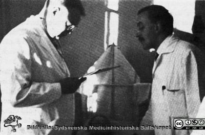 Professor Sven Ingvar och Erik Ask-Upmark på medicinska kliniken i Lund 1934. 
Från Ask-Us autobiografi 1969. Ask-U blev docent och överläkare i Lund men senare professor i medicin i Uppsala.
Nyckelord: Medicinsk klinik;Medicinska kliniken i uppsala.;Medicinsk fakultet;Lunds universitet