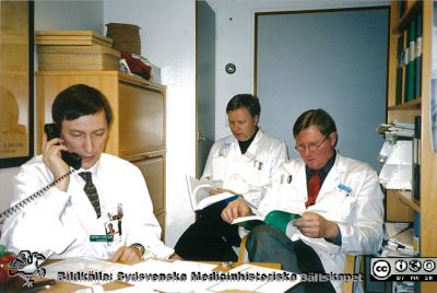 Tre urologer i Lund
Från vänster: Verksamhetschefen på urologiska kliniken i Lund docent Bengt Uvelius, divisionschefen för urologi och gynekologi, Lars Malmberg och nyblivne stf verksamhetschefen Thomas Davidsson i Bengt Uvelius lilla tjänsterum på Universitetssjukhuset i Lund. Foto 2002. Bildkälla Bengt Uvelius 2016.
Nyckelord: lLasarettet;Lund;Universitetssjukhus;USiL;Urologisk;Klinik