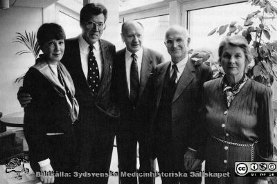 En blivande obelpristagare på besök i Malmö 1989
Från vänster Margareta Gisselsson, administrativ chef på Medicinskt Forskningscentrum i Malmö, professor Sven Erik Bergentz, mecenaten direktör Gunnar Sandberg, Nobelpristagaren 1990 Joseph Murray och hans maka. Bildkälla Håkan Westlingarkivet, UB i Lund. Foto sjukhusfotograferna i Malmö.
Nyckelord: Nobelpristagare;UMAS;Malmö Allmänna Sjukhus;Kirurgi