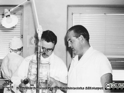 Göran Eklundh och Carl-Otto Fogelberg på thoraxklinikens laboratorium på fysiologiska institutionen i Lund c:a 1961 
Göran Eklundh (till vänster i bild) på thoraxklinikens laboratorium på fysiologiska institutionen i Lund c:a 1961 där man gjorde försök med hjärtlungmaskin på hundar, bl.a. med tester av klaffproteser och studier av ventrikelflimmer och defibrillering. Till höger dr. Carl-Otto Fogelberg, senare narkosläkare. Bildkälla Carsten Lührs.
Nyckelord: Lasarettet;Lund;Universitetssjukhuset;USiL;Thorax;Kirurgiska;Kliniken;Laboratorium;Fysiologiska;Institutionen