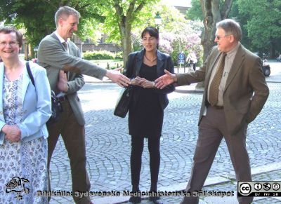 Dick hälsar på reumatologen docent Carl Turesson, Malmö 
Dick hälsar på reumatologen docent Carl Turesson, Malmö vid ett Cutting Edge Rheumatology symposium i Lund. I mitten syns professor Madeleine Durbeej-Hjalt, nuvarande prefekt vid EMV och reumatologen professor Deborah Symmons, Manchester, UK. Bilden är en bra symbol för Dicks starka intresse för samarbete mellan klinik och basal forskning. Han (vi) var engagerad i translationell forskning innan begreppet myntades. Den ger också uttryck för hans strävan att bilda internationella nätverk. Foto Frank Wollheim.
Nyckelord: Medicinsk kemi;Universitetet i Lund;Konferens;Möte;Symposium;Reumatologi