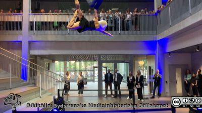 Vid invigningen av Forum Medicum i Lund. Två akrobaater uppträdde från hängande linor i stora entr´hallen. .Foto Lars Malm 2023-08-30.
Nyckelord: Forum Medicum;Medicinska fakulteten;Lunds universitet;Invigning;Forskning;Utbildning;Uppvisning;Akrobatik