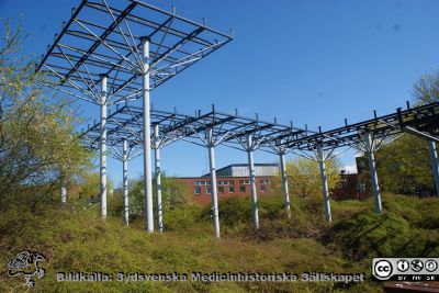 En misslyckad laxtrappa
Den misslyckade fontänen "Laxtrappan" vid Tekniska Högskolan i LUnd. Det var tänkt att ställningarna skulle bära stora kar av glas där vatten skulle rinna från det ena till det andra och ner i parkens damm. Men konstnärens tekniske konstruktör som sägs ha varit en professor vid högskolan hade inte klart för sig hur vatten beter sig i verkliga livet, och konstruktionen höll inte. Den står kvar som ett minne över och påminnelse om ett misslyckande.
Nyckelord: Konstverk;Laxtrappa;Lunds Tekniska Högskola;Lunds universitet;LTH;Parkmark