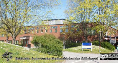 LTH Studiecentrum och bibliotek vid Tekniska Högskolan i Lund.
LTH Studiecentrum och bibliotek vid Tekniska Högskolan i Lund (LTH) en solig vårdag 2020-04-26. Träden och blommor knoppas.
Nyckelord: Vårsol;Knoppningstid;Lunds Tekniska Högskola;Lunds universitet