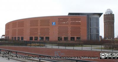 Lasarettet i Lund, mars 2012. 
Parkeringshuset Granathen från nordväst. Gamla vattentornet (nu utbildningsobservatorium) till höger om parkeringshuset.
Nyckelord: Lasarettet;Lund;Universitetssjukhus;USiL;Parkeringshus;Vattentorn;Observatorium