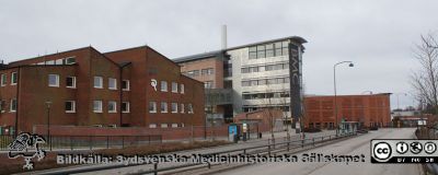 Lasarettet i Lund, mars 2012.
 Byggnaden med patologiska och rättsmedicinska avdelningarna, BMC-längans norra del, och parkeringshuset Ovalen. Gatorna i förgrunden är Lundlänken (ännu bara bussgata och Baravägen.
Nyckelord: Lasarettet;Lund;Patologisk;Rättsmedicinsk;Institution;Avdelning;Parkeringshus