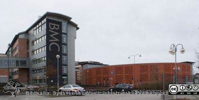 Lasarettet i Lund, mars 2012. 
Norra delen av BMC-längan. Foto söderut från Baravägen. Parkeringshuset Ovalen. Foto söderut från Baravägen.
