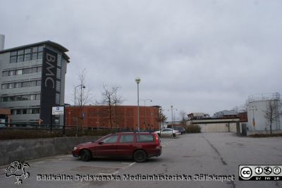 Lasarettet i Lund, mars 2012
Från vänster norra delen av BMC-längan och sedan parkeringshuset Ovalen. Längst till höger reservkraftverket med fyra avgasljuddämpare på taket och en stor bränslecistern bredvid. Foto mot västsydväst från gamla tvättens parkering vid Baravägen.
Nyckelord: Lasarettet;Lund;Universitetssjukhus;USiL;BMC;Medicinsk;Fakultet;Parkeringshus;Reservkraftverk