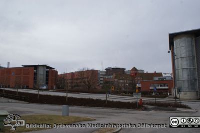 Lasarettet i Lund, mars 2012
Från vänster parkeringshuset ovalen, sedan nya barnkliniken och gamla seminariet med sitt torn. Hitom detta f.d. sjukhusmatsalen ("Paletten") med medicinsk teknisk avdelning i källaren. Längst till höger parkeringshuset Kompassen. Foto söderut från Baravägen vid Systervägen.
Nyckelord: Lasarettet;Lund;Universitetssjukhus;USiL;Parkeringshus;Barn;Klinik;Pediatrik;Gamla Seminariet;Medicinsk Teknik;Medicinteknisk;Verkstad;Avdelning