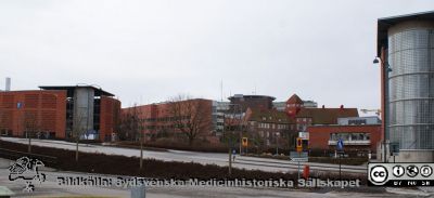 Lasarettet i Lund, mars 2012. 
Från vänster parkeringshuset ovalen, sedan nya barnkliniken och gamla seminariet med sitt torn. Hitom detta f.d. sjukhusmatsalen ("Paletten") med medicinsk teknisk avdelning i källaren. Längst till höger parkeringshuset Kompassen. Foto söderut från Baravägen vid Systervägen.
Nyckelord: Lasarettet;Lund;Universitetssjukhus;USiL;Parkeringshus;Barn;Klinik;Pediatrik;Gamla Seminariet;Medicinsk Teknik;Medicinteknisk;Verkstad;Avdelning